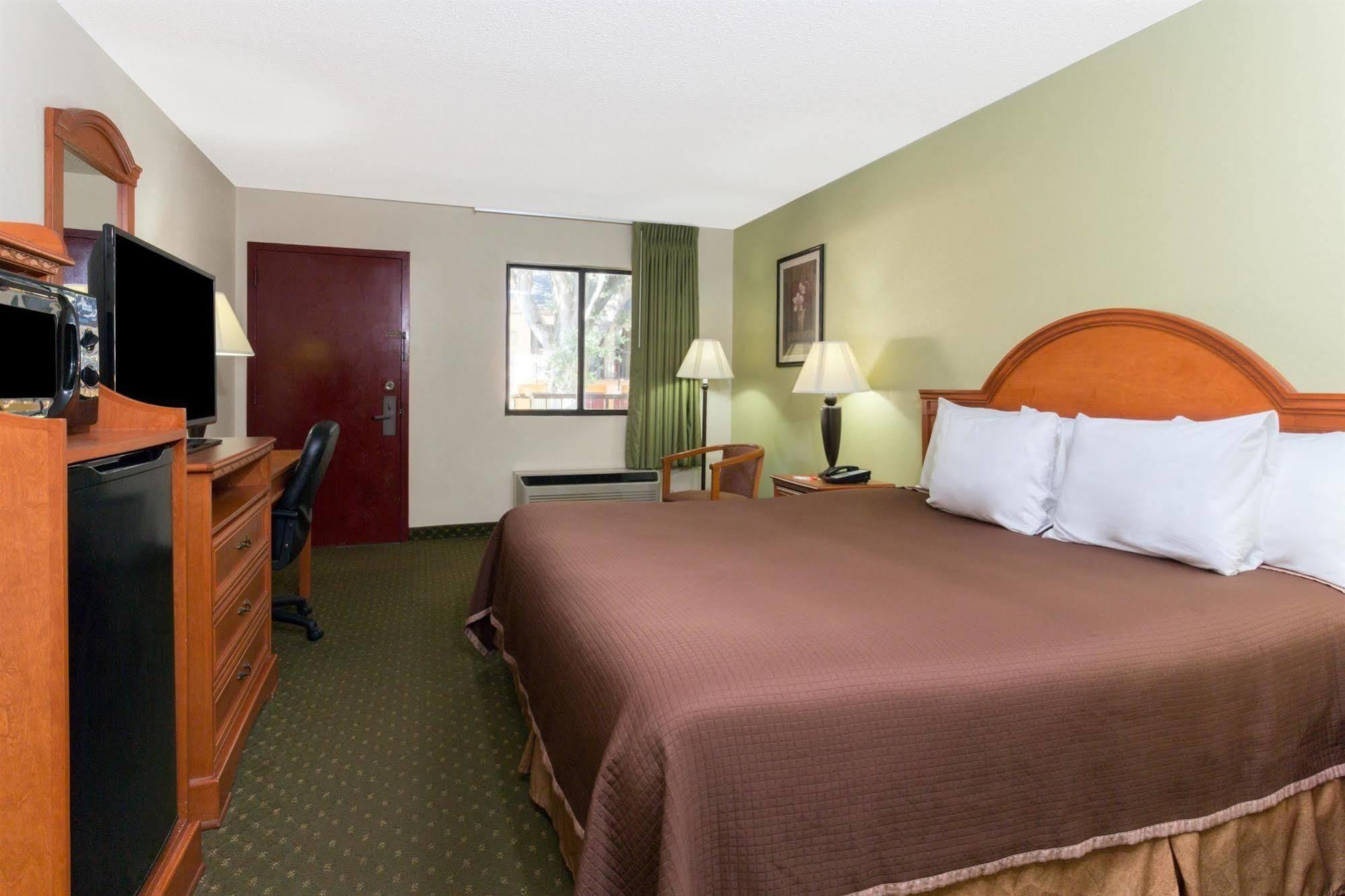 ฮาวเวิร์ด จอห์นสัน บาย วินด์แฮม ทัลลาแฮสซี Hotel แทลลาแฮสซี ภายนอก รูปภาพ